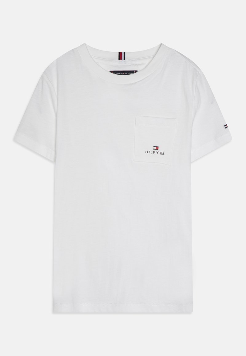 T-shirt blanc à manches courtes et col rond, avec une poche poitrine affichant un petit logo et une signature Tommy Hilfiger.