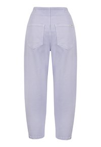 Licht lavendelkleurige hoge taille broeken met een ontspannen pasvorm, twee achterzakken en rechte pijpen. Gemaakt van denim stof met een soepele textuur.