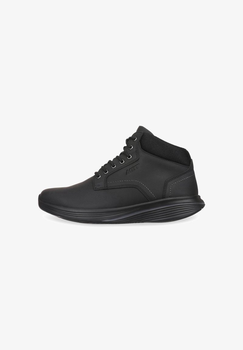 Zapatillas altas negras con un upper de cuero liso, cuello trasero texturizado y suela acolchada. Cuenta con seis ojales y detalles de costuras sutiles.