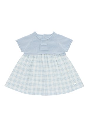 Top de punto azul claro de manga corta con pequeño bolsillo combinado con vestido falda de cuadros blancos y azules para bebé.