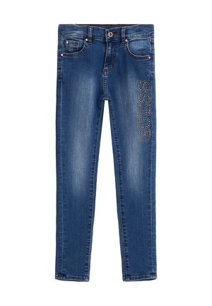 Niebieskie wąskie dżinsy z denimu z przednim guzikiem, pięcioma kieszeniami i logo "GUESS" z kryształków na lewej udzie.