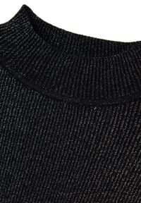 Schwarzer, gerippter Pullover mit hohem Kragen. Das Material verfügt über einen metallischen Glanz und erzeugt ein strukturiertes Muster im gesamten Stoff.