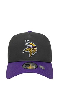 Baseball-Cap mit grauer Krone und lila Schirm. Auf der Vorderseite befindet sich ein gesticktes Wikingersymbol und ein runder Aufkleber-Logo auf dem Schirm.