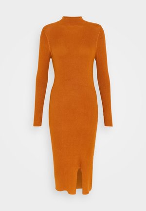Langärmliges, geripptes Strickkleid in verbranntem Orange mit Rundhalsausschnitt und Frontschlitz auf halber Wadenhöhe.