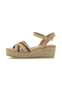 Sandal de cuña en esparto con base de paja trenzada, correa beige en el tobillo y tela a rayas en rosa, verde y marrón en la parte delantera.