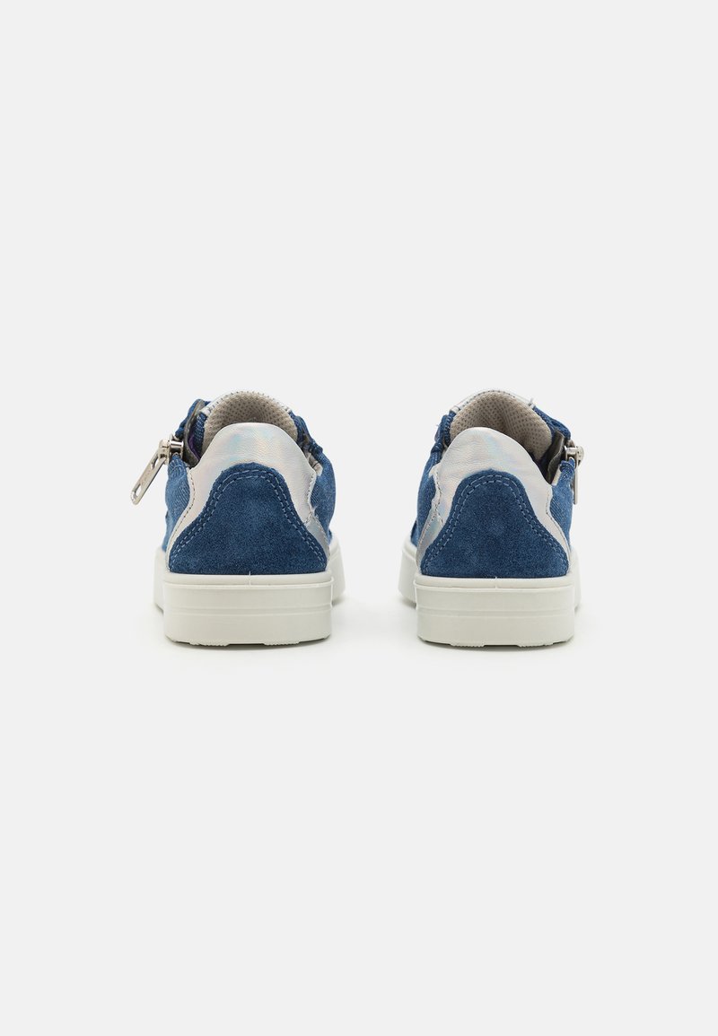 Blaue Wildledersneaker mit weißen Akzenten, flacher Sohle und einem Reißverschlussdetail an der Ferse. Die Rückansicht hebt die glatte Textur und die Nähte hervor.