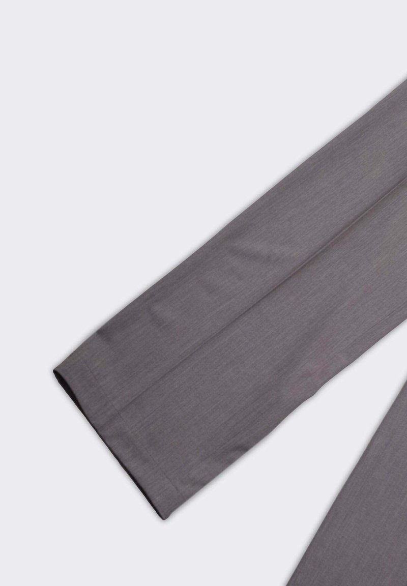 Pantaloni grigi realizzati in un tessuto liscio e texture. Presentano un design a gamba dritta con un orlo pulito e rifinito e una leggera lucentezza.
