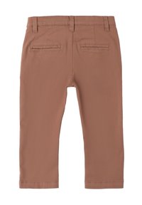 Brązowe bawełniane spodnie o prostym kroju, z dwoma tylnymi kieszeniami i przeszyciami. Gładka tekstura w jednolitym kolorze.