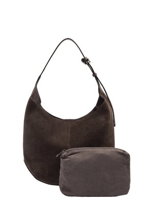 Ciemnobrązowa zamszowa torba hobo na ramię z regulowanym paskiem i dopasowaną małą kieszonką na zamek z przodu na białym tle.