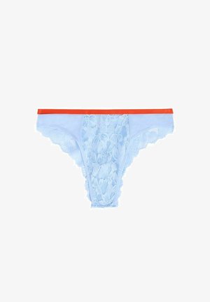 String bleu clair avec un design en dentelle florale, une taille élastique orange et des bords festonnés. Fabriqué en tissu doux, avec des détails en dentelle délicats.