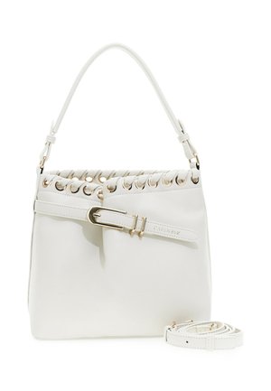 Bílá kožená kabelka se zlatými průchodkami, ozdobným páskem, horním uchem a odnímatelným ramenním popruhem na bílém pozadí.