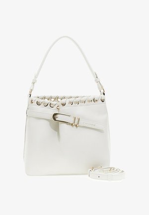 Bolso de cuero blanco con ojales dorados, cinturón decorativo, asa superior y correa de hombro desmontable sobre fondo blanco.