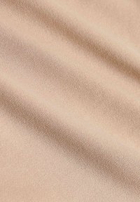 Tessuto beige con una consistenza liscia e leggermente lucida, che mostra un delicato motivo a tessitura e una morbida caduta, adatto a varie applicazioni.