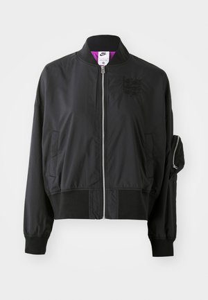 Veste bomber noire avec fermeture éclair sur le devant, col montant, poignets élastiques et poche latérale. Présente une texture lisse et élégante avec un branding subtil.