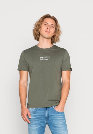 Olivenfarbener Baumwoll-T-Shirt mit kurzen Ärmeln, mit einem weißen Logo-Druck auf der Brust und einem kleinen Markenetikett am Ärmel.