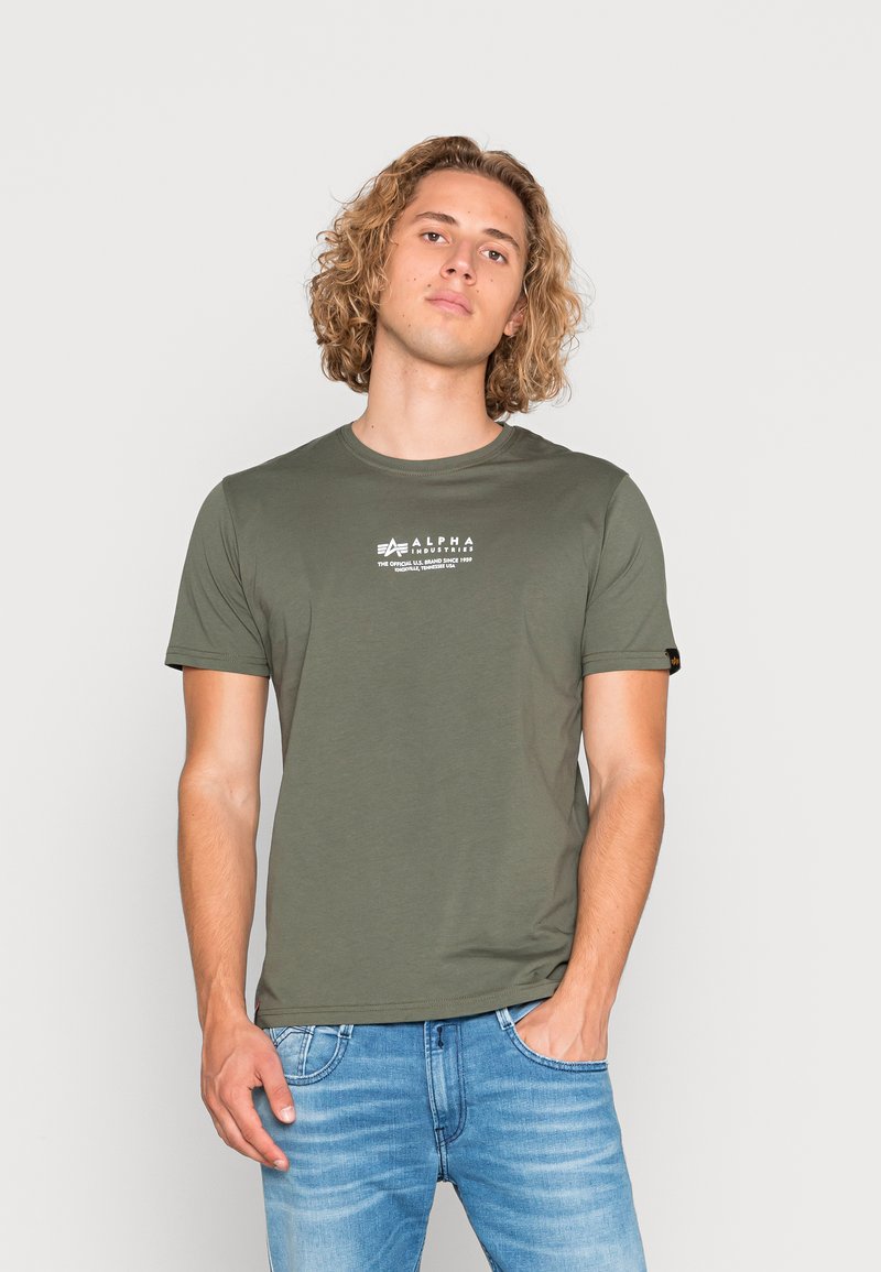 Olivengrøn bomulds t-shirt med korte ærmer, der har et hvidt logo print på brystet og et lille mærke på ærmet.