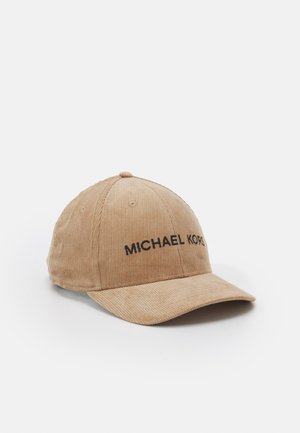 Lysebrun baseballkasket i fløjl med buet skygge og "MICHAEL KORS" broderet i sort på frontpanelet.