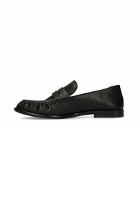 Zwarte leren instappers met een ronde neus, decoratieve stiksels en een platte zool. Slip-on ontwerp met een subtiele contrasterende band aan de voorkant.
