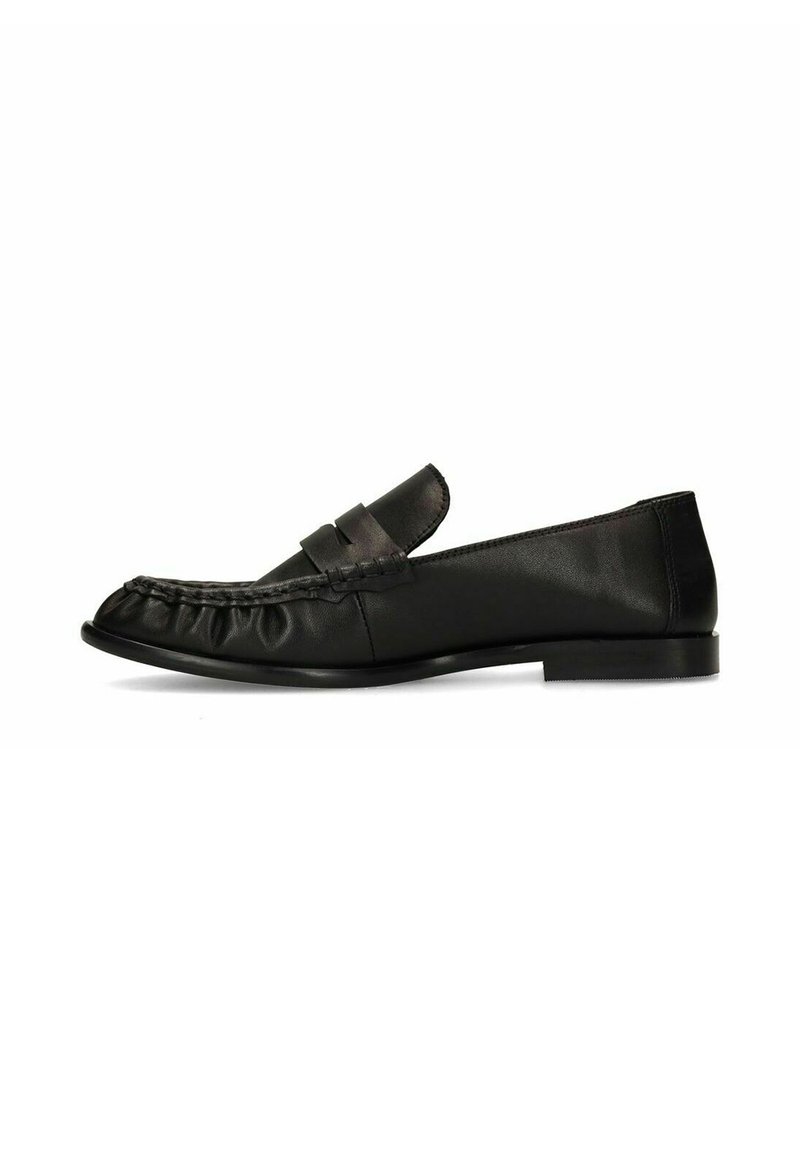Zwarte leren instappers met een ronde neus, decoratieve stiksels en een platte zool. Slip-on ontwerp met een subtiele contrasterende band aan de voorkant.