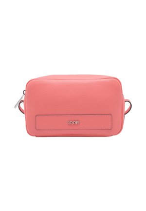 Trousse de maquillage en cuir texturé rose corail, de forme rectangulaire, avec fermeture éclair et un accent de logo signature.