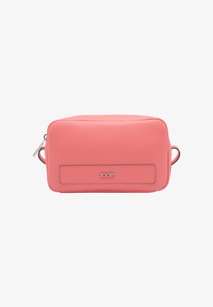 Trousse de maquillage en cuir texturé rose corail, de forme rectangulaire, avec fermeture éclair et un accent de logo signature.