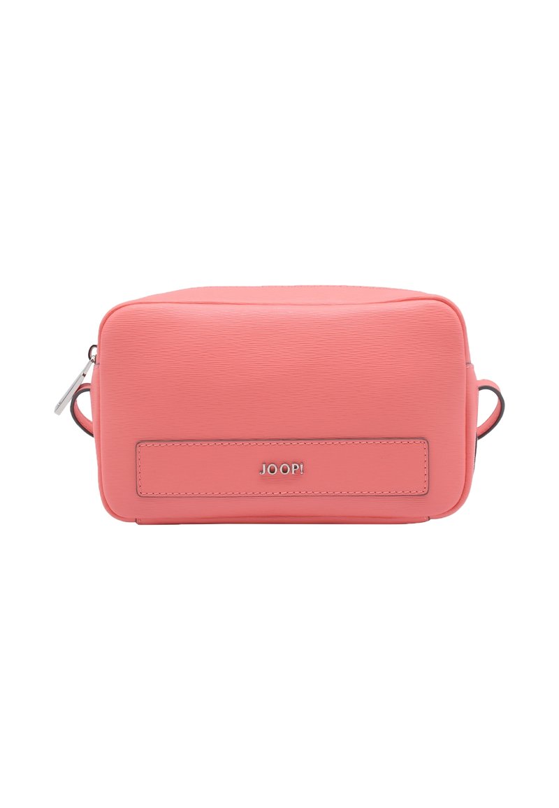 Borsa cosmetica rosa corallo in pelle texturizzata, forma rettangolare, con chiusura a zip e un accento del logo distintivo.