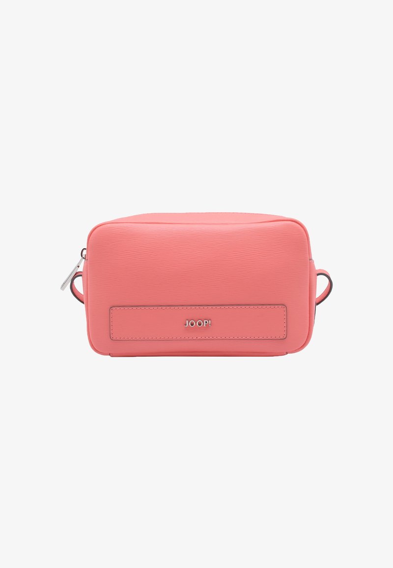 Borsa cosmetica rosa corallo in pelle texturizzata, forma rettangolare, con chiusura a zip e un accento del logo distintivo.