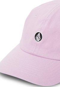 Rosa Baumwollmütze mit genähtem Muster, gebogenem Schirm und schwarzem, rundem Logo auf der Vorderseite. Einfaches Design, geeignet für Freizeitkleidung.