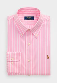 Růžová pruhovaná košile na knoflíky s bílými pruhy, zdobená malým vyšitým logem polo hráče a knoflíky ve vzhledu perel.