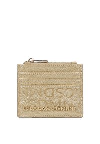 Tarjetero de texturizado dorado con múltiples ranuras, que presenta un logo embossado y un compartimento con cremallera en la parte superior. Diseño compacto y rectangular.