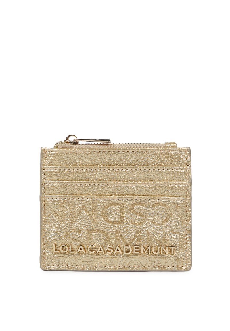 Tarjetero de texturizado dorado con múltiples ranuras, que presenta un logo embossado y un compartimento con cremallera en la parte superior. Diseño compacto y rectangular.