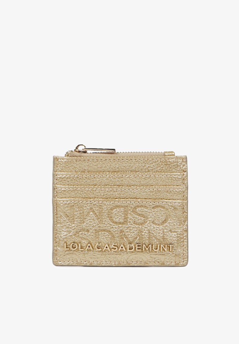 Tarjetero de texturizado dorado con múltiples ranuras, que presenta un logo embossado y un compartimento con cremallera en la parte superior. Diseño compacto y rectangular.