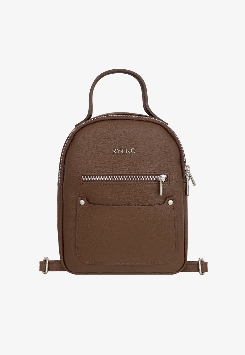 Sac à dos en cuir brun texturé avec poche avant zippée, poignée supérieure, bretelles réglables et logo de marque en métal argenté "RYŁKO".