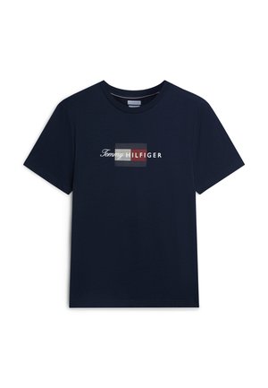 Tommy Hilfiger, SCRIPT FLAG REGULAR TEE  BRAND LOVE - Nyomott mintás póló - desert sky