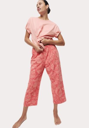 Light pink cotton t-shirt with rolled sleeves and seashell graphic; coral patterned culottes with white shell designs and an elastic waistband.