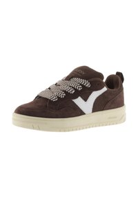 Sneaker in suede marrone con dettagli bianchi, dotato di una suola in gomma spessa e lacci testurizzati e decorati. Design minimalista con bordi arrotondati.