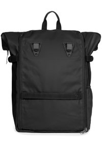 Sac à dos noir à rabat supérieur en tissu durable. Il dispose de deux boucles, d'une poche zippée sur le côté et d'une anse robuste pour un transport facile.