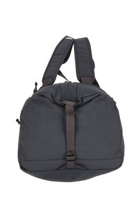 Mochila acolchada gris con correas de hombro ajustables, una correa central con hebilla y base reforzada; textura suave con diseño minimalista.