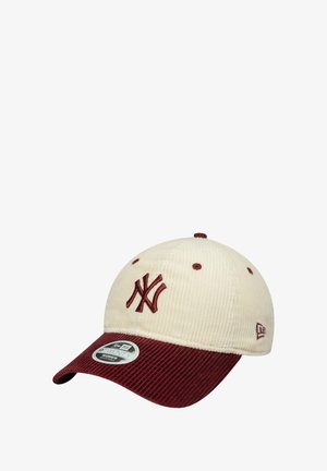 Cremefarbene Cordura-Baseballmütze mit bordeauxrotem Schirm; verfügt über gesticktes NY-Logo und Markenpatch; sechs sichtbare Belüftungsöhrchen.
