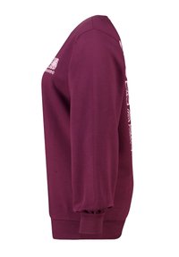 Bordeauxrode trui met lange mouwen en afgezette boorden, voorzien van witte grafische ontwerpen aan de zijkant, gemaakt van een zachte, gestructureerde stof.