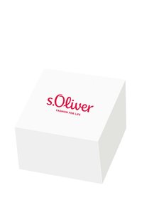 Witte kartonnen doos met een schuine bovenkant, met daarop rode bedrukte tekst: "s.Oliver FASHION FOR LIFE." Gladde textuur, minimalistisch design.