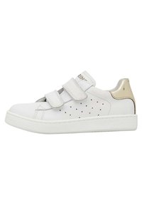 Bílé tenisky s hladkým koženým povrchem, dvěma suchými zipy, perforovanými stranami a zlatým akcentem na patě. Gumová podešev.