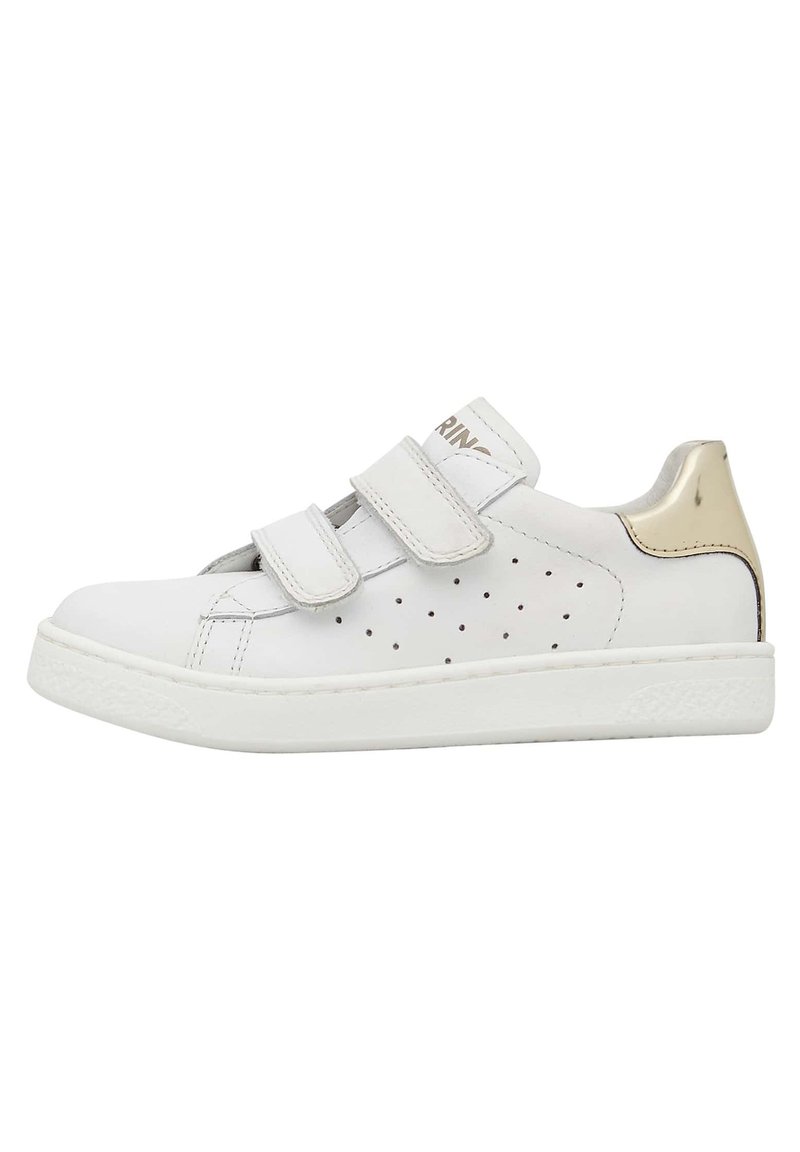 Bílé tenisky s hladkým koženým povrchem, dvěma suchými zipy, perforovanými stranami a zlatým akcentem na patě. Gumová podešev.