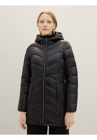 Giacca invernale nera e ovattata con zip frontale, cappuccio e motivo a chevron. Realizzata in un materiale liscio e lucido. Include tasche laterali.