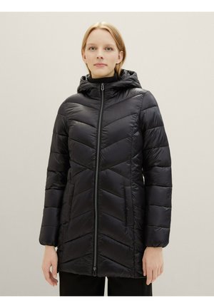 Veste d'hiver noire, gonflante, avec une fermeture éclair sur le devant, une capuche et un motif en chevrons. Fabriquée dans un matériau lisse et brillant. Dispose de poches latérales.