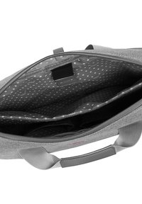 Graue Stofftasche mit Reißverschluss oben, geöffnet um das Innenfutter mit Punkten und das gepolsterte Laptopfach zu zeigen.