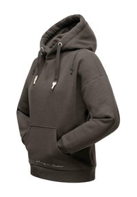 Sudadera marrón con un bolsillo delantero, cordones con puntas blancas y un logo bordado en el dobladillo. Presenta una tela texturizada y capucha.