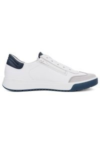 Weißer Sneaker mit einem Obermaterial aus Leder, grauem Wildleder-Spitzenkappe, navyfarbener Ferseneinlage, Schnürverschluss und strukturiertem Gummisohle.