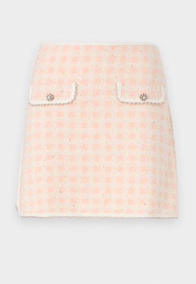 Jupe mini en laine à motif vichy rose et crème, dotée de deux poches avant avec des boutons décoratifs et d'un ourlet frangé.