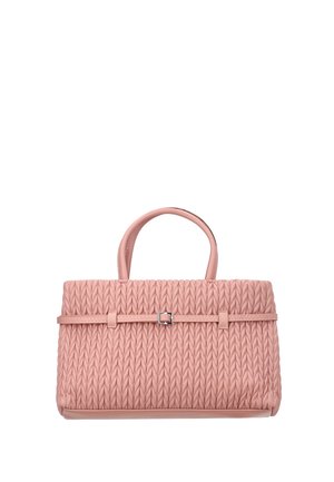 Geantă de mână din piele roz cu textură împletită, două mânere și o curea subțire cu o mică cataramă argintie pe partea din față.